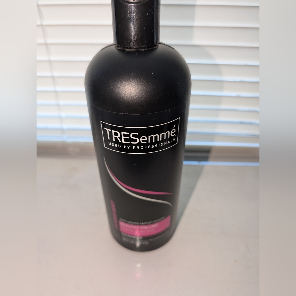 TRESemmé 24 Hour Body Shampoo 28oz